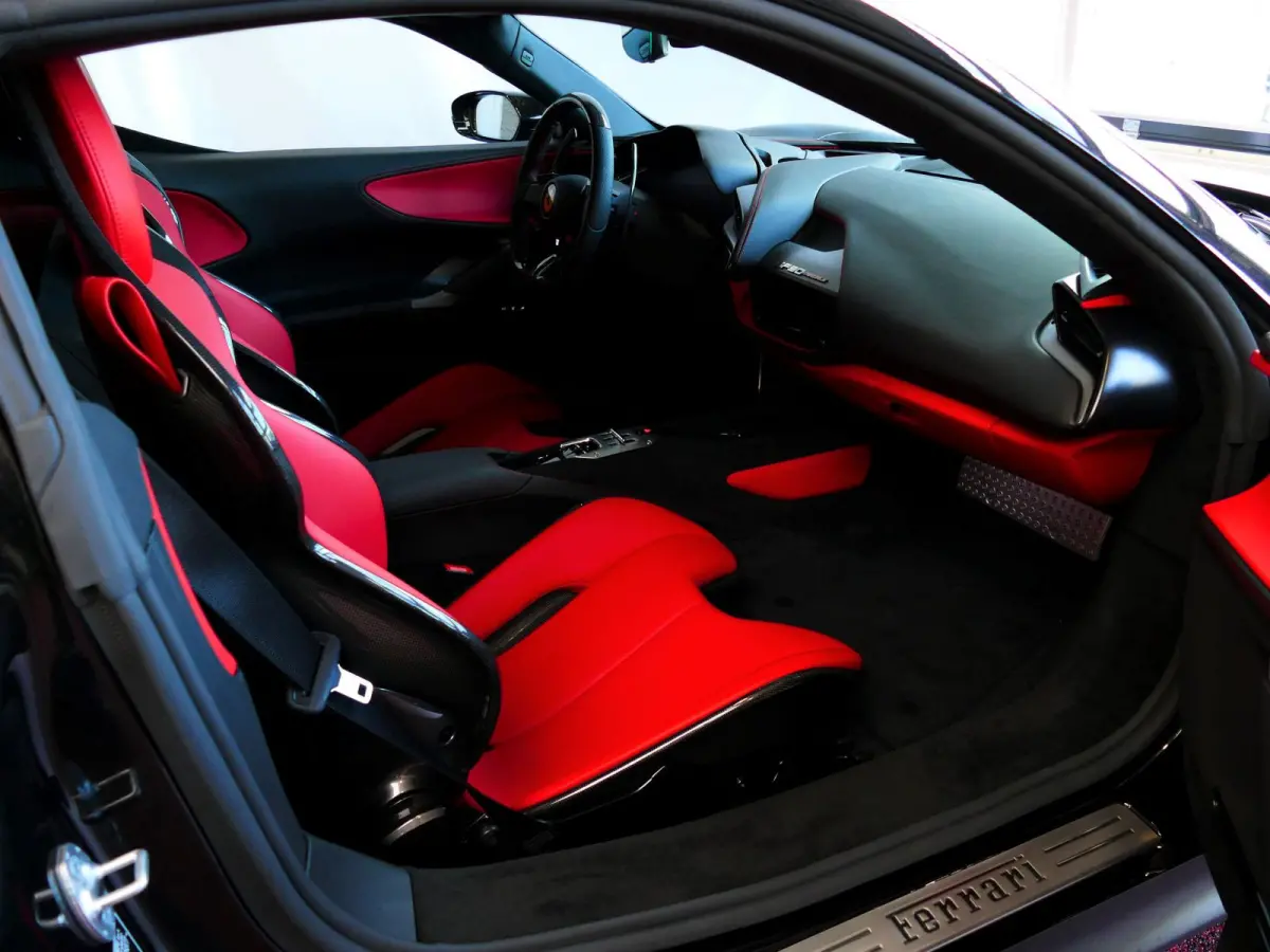 4.0 V8 1000 pk INCL BTW/BPM. CARBON SEATS/STUUR LIFT CARPLAY AFS CAMERA phev