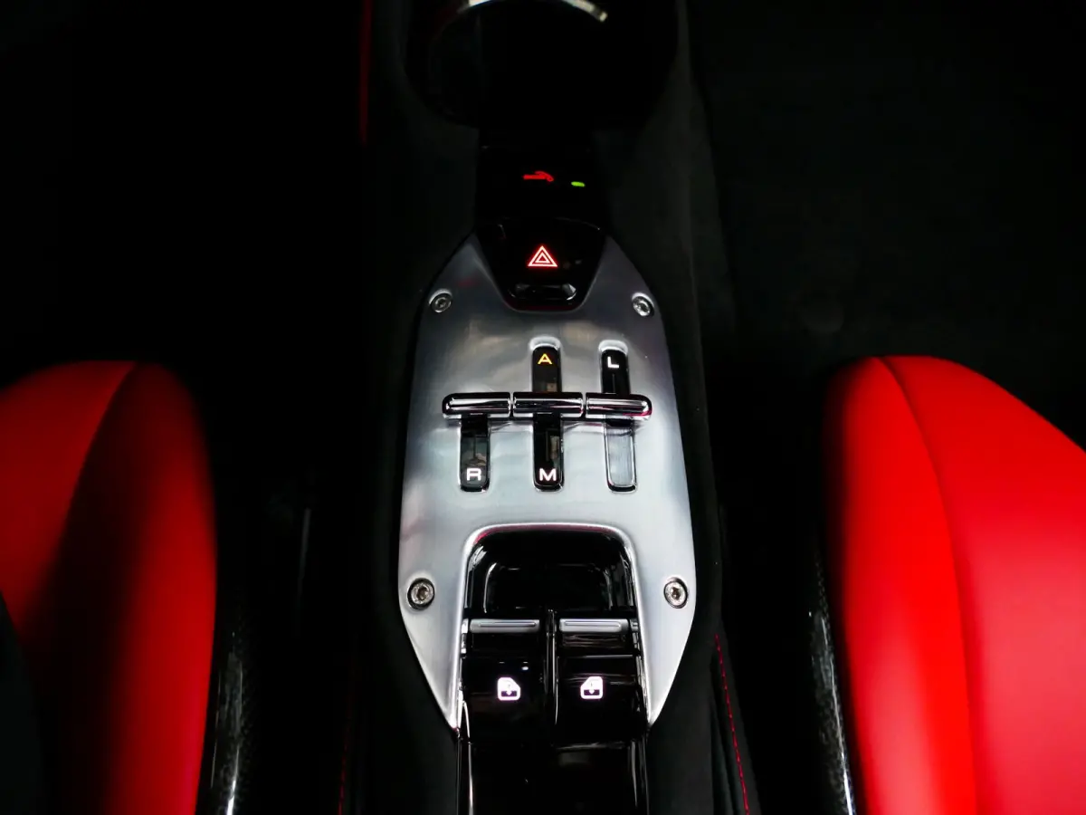 4.0 V8 1000 pk INCL BTW/BPM. CARBON SEATS/STUUR LIFT CARPLAY AFS CAMERA phev