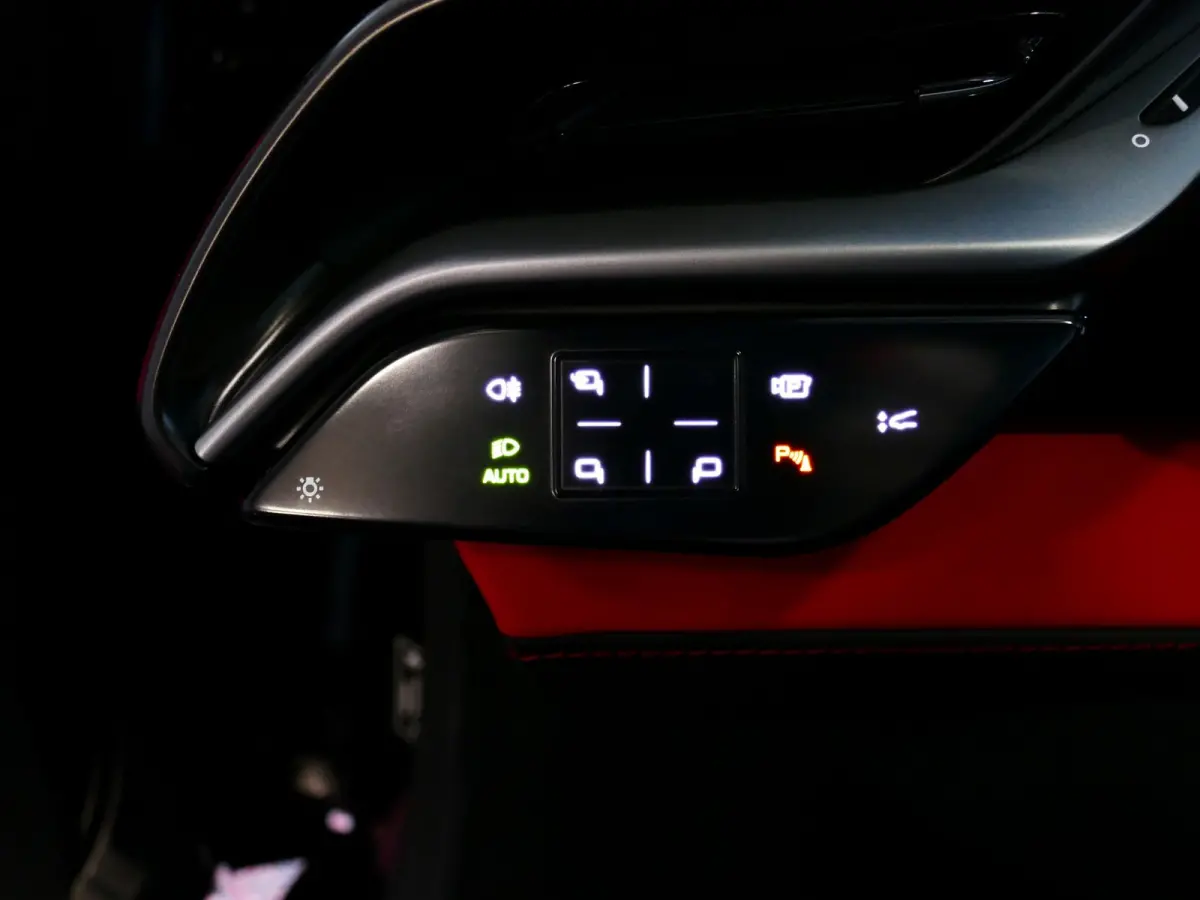 4.0 V8 1000 pk INCL BTW/BPM. CARBON SEATS/STUUR LIFT CARPLAY AFS CAMERA phev