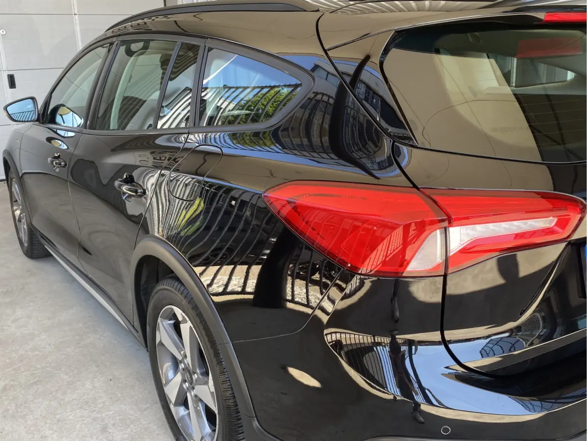 1.0 EcoBoost Active Business | NAVI | CRUISE CONTROL | CARPLAY | STOEL/STUURVERWARMING | PDC V+A | LMV 17'' | AIRCO | BLUETOOTH | ALL-SEASON BANDEN
