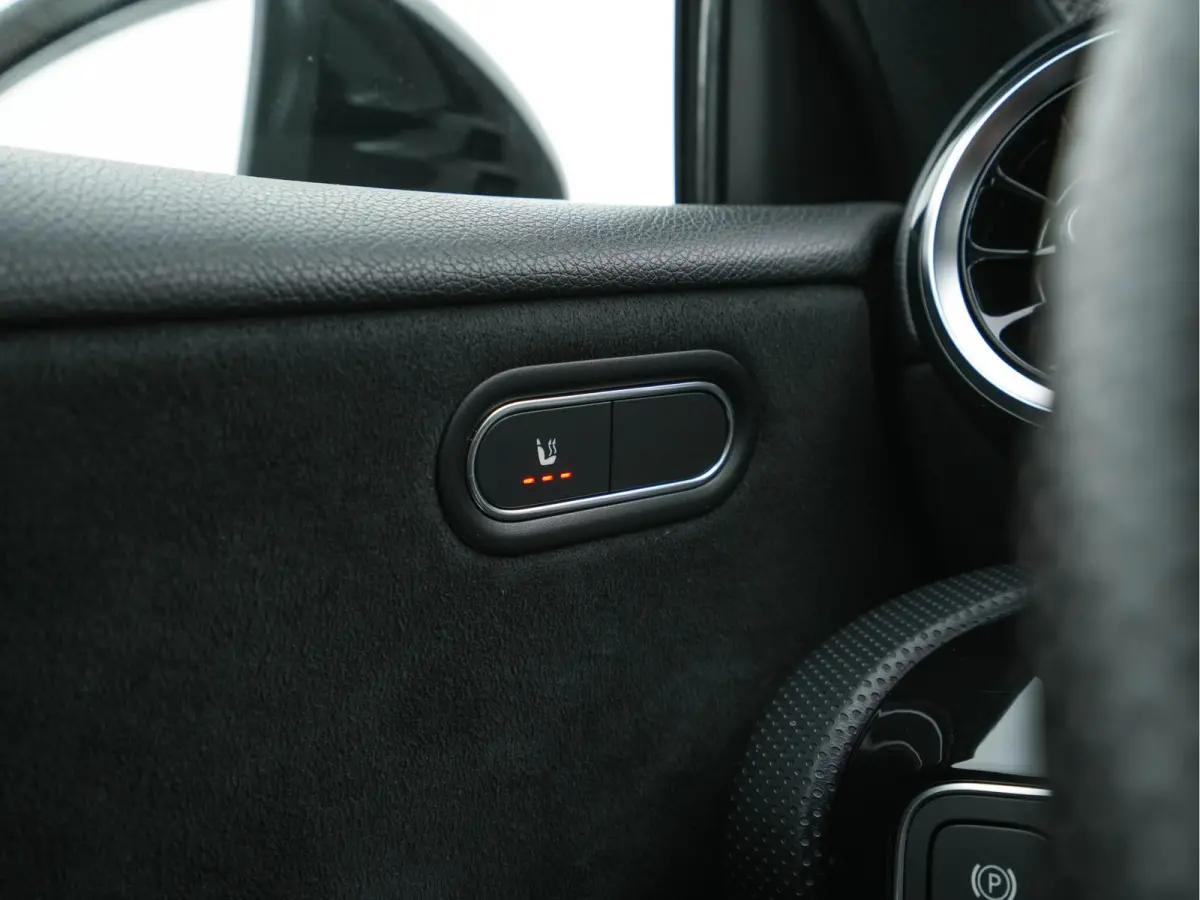 180 AMG-Line Business Solution *PANO | LEATHER-MICROFIBRE | WIDESCREEN-COCKPIT | FULL-LED | CAMERA | ECC | PDC | CRUISE | HEATED-SPORTSEATS | PRIVACY-GLASS | 18"ALU*