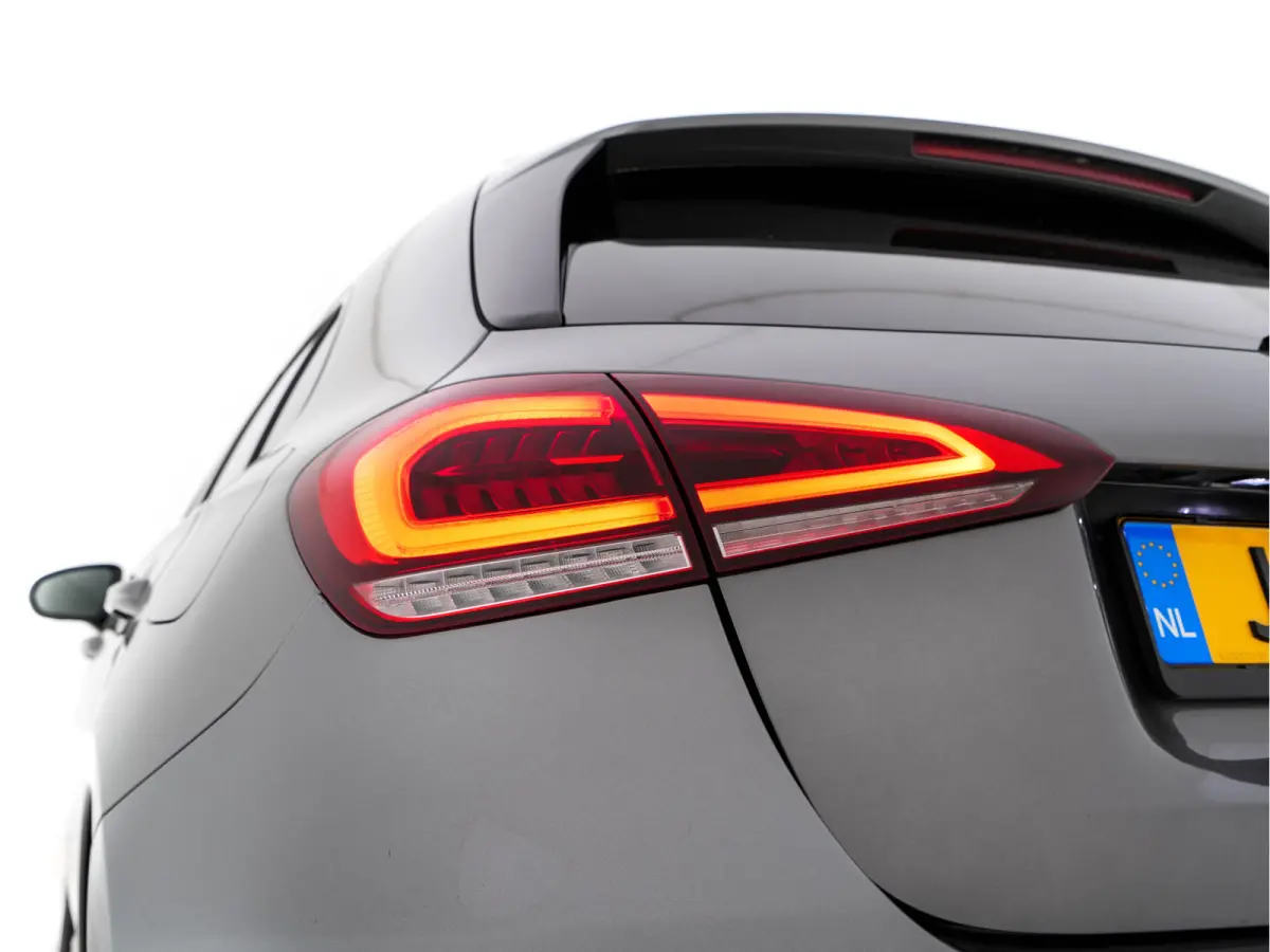 180 AMG-Line Business Solution *PANO | LEATHER-MICROFIBRE | WIDESCREEN-COCKPIT | FULL-LED | CAMERA | ECC | PDC | CRUISE | HEATED-SPORTSEATS | PRIVACY-GLASS | 18"ALU*