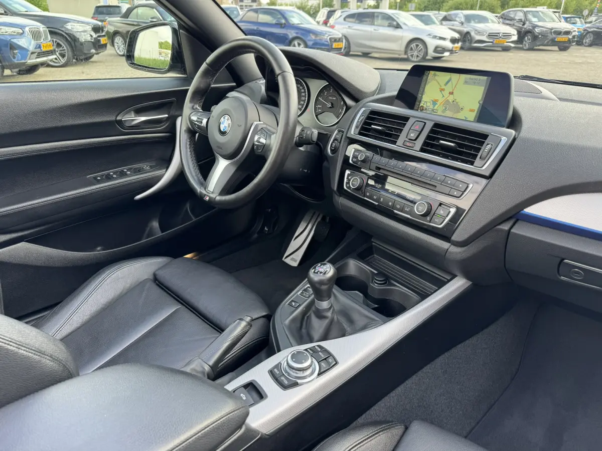 218i High Executive M Sport 18 inch Xenon Lederen interieur PDC Navigatie Stuurverwarming Stoelverwarming 18 Inch