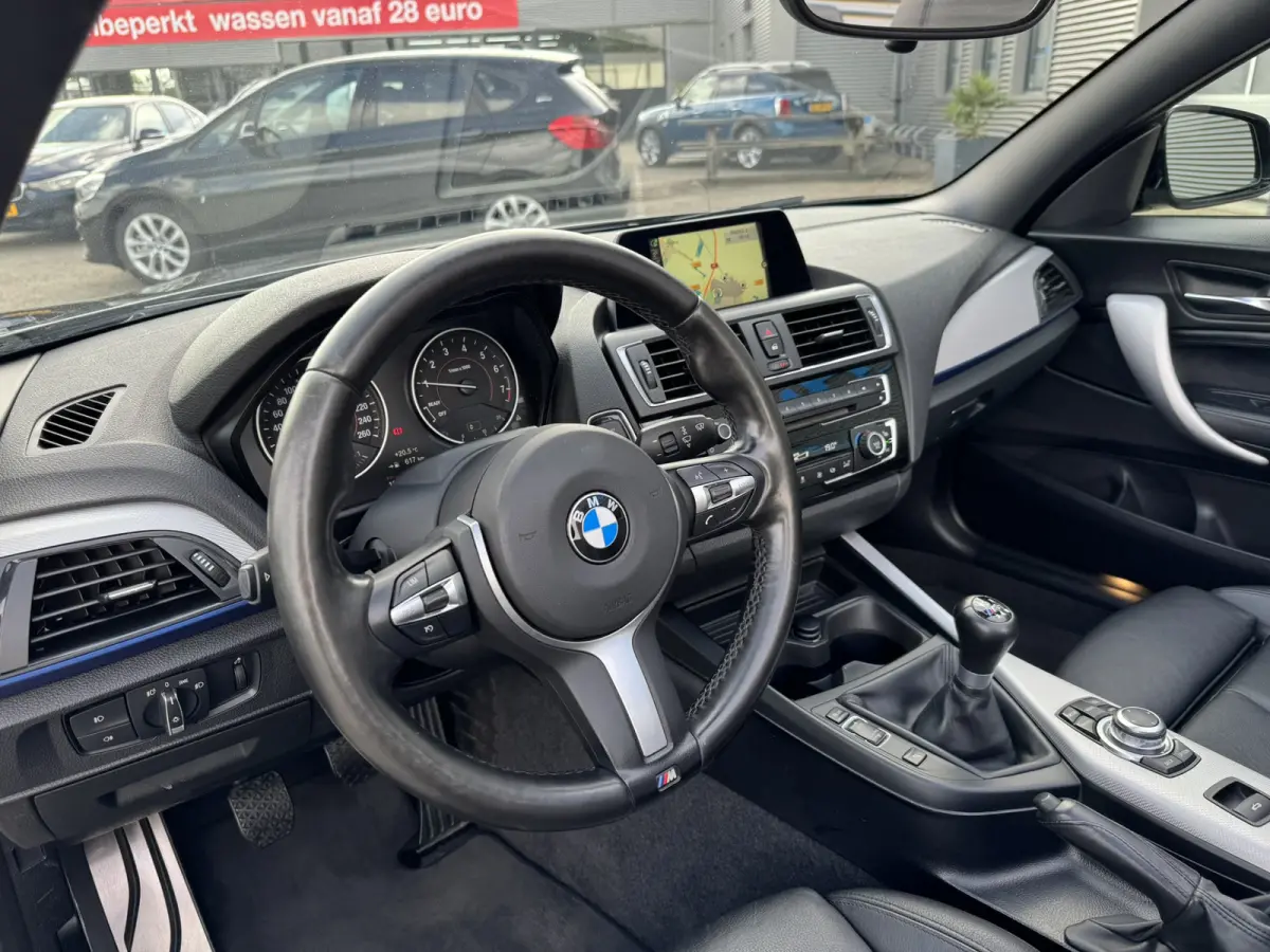 218i High Executive M Sport 18 inch Xenon Lederen interieur PDC Navigatie Stuurverwarming Stoelverwarming 18 Inch