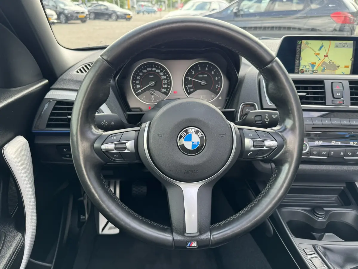 218i High Executive M Sport 18 inch Xenon Lederen interieur PDC Navigatie Stuurverwarming Stoelverwarming 18 Inch