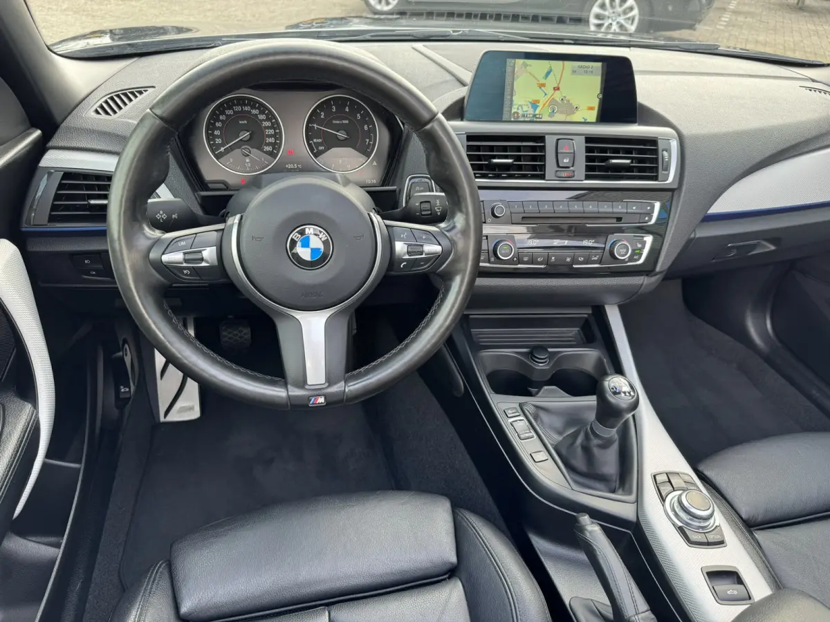 218i High Executive M Sport 18 inch Xenon Lederen interieur PDC Navigatie Stuurverwarming Stoelverwarming 18 Inch