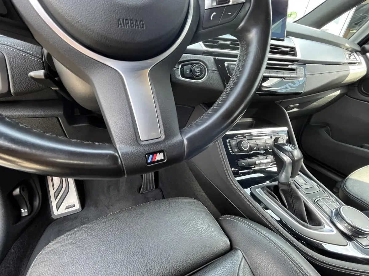 220i High Executive | M-Sport | HUD | Automaat | Trekhaak afneembaar 1.500 kg | NAP | 1e eigenaar