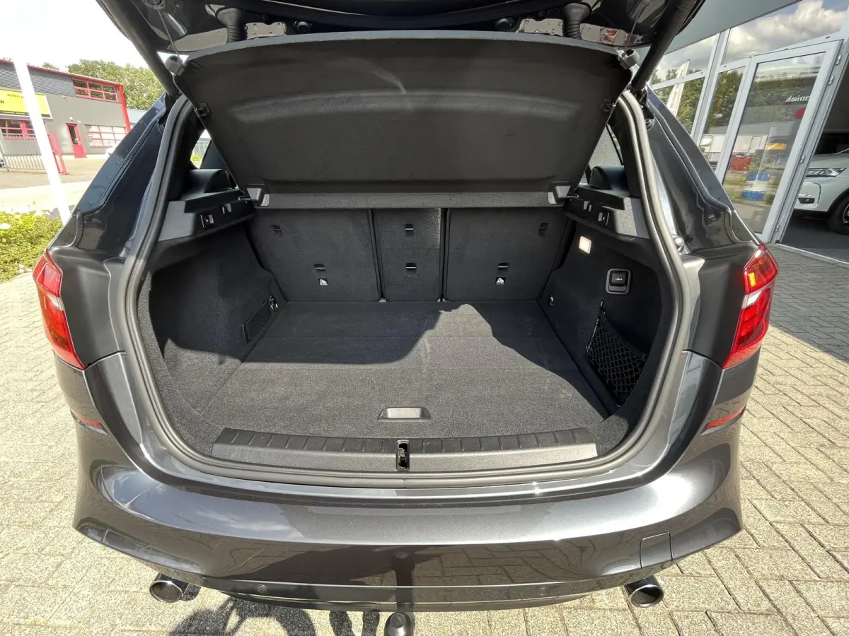 220i High Executive | M-Sport | HUD | Automaat | Trekhaak afneembaar 1.500 kg | NAP | 1e eigenaar