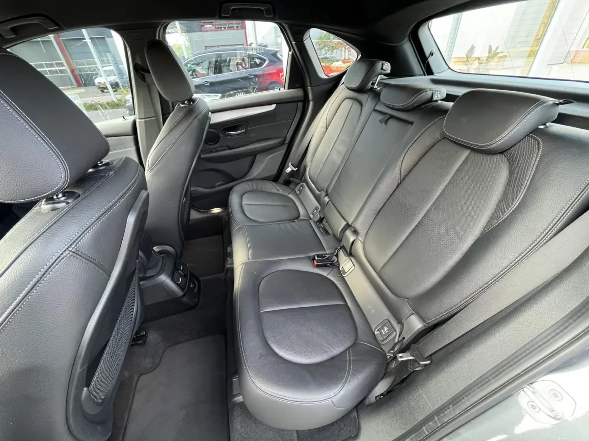 220i High Executive | M-Sport | HUD | Automaat | Trekhaak afneembaar 1.500 kg | NAP | 1e eigenaar