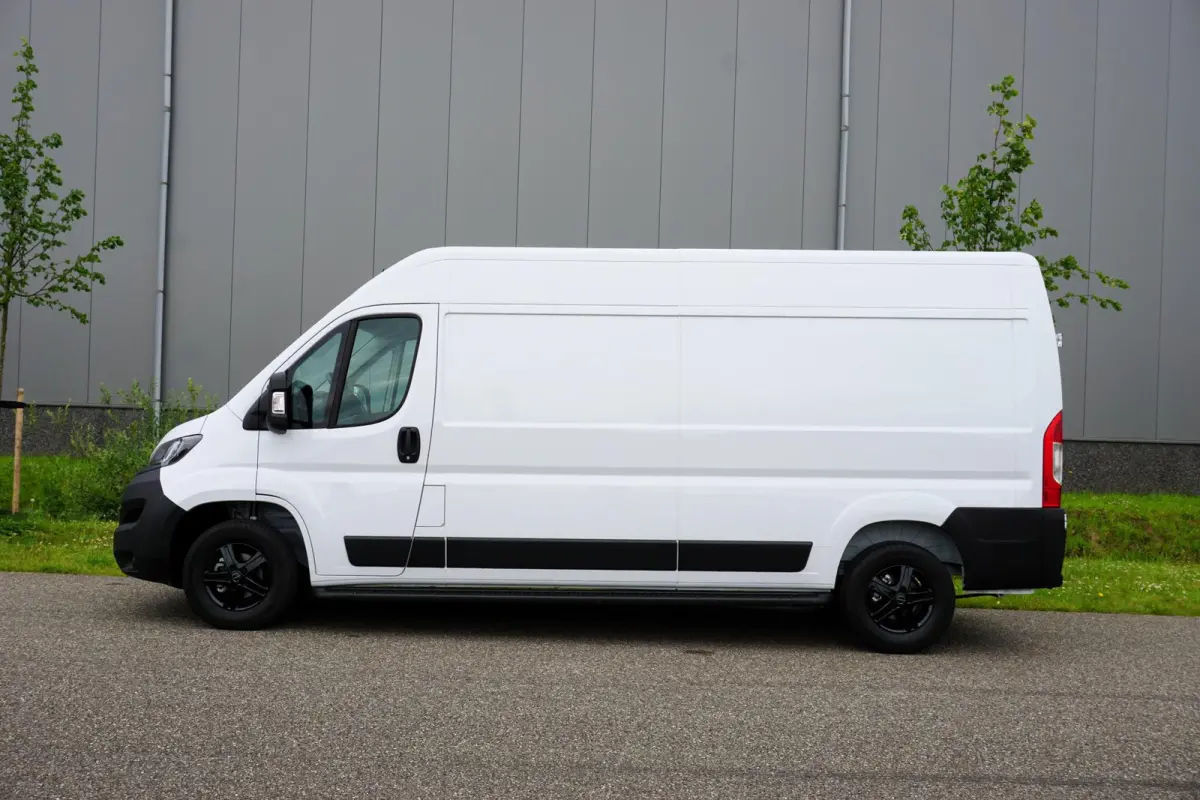 335 2.2 BlueHDi 140 L3H2 Premium Nieuw |140 pk |Carplay |Camera |Cruise |Bluetooth |3500 KG |Direct leverbaar |EURO6D |BPM voordeel!