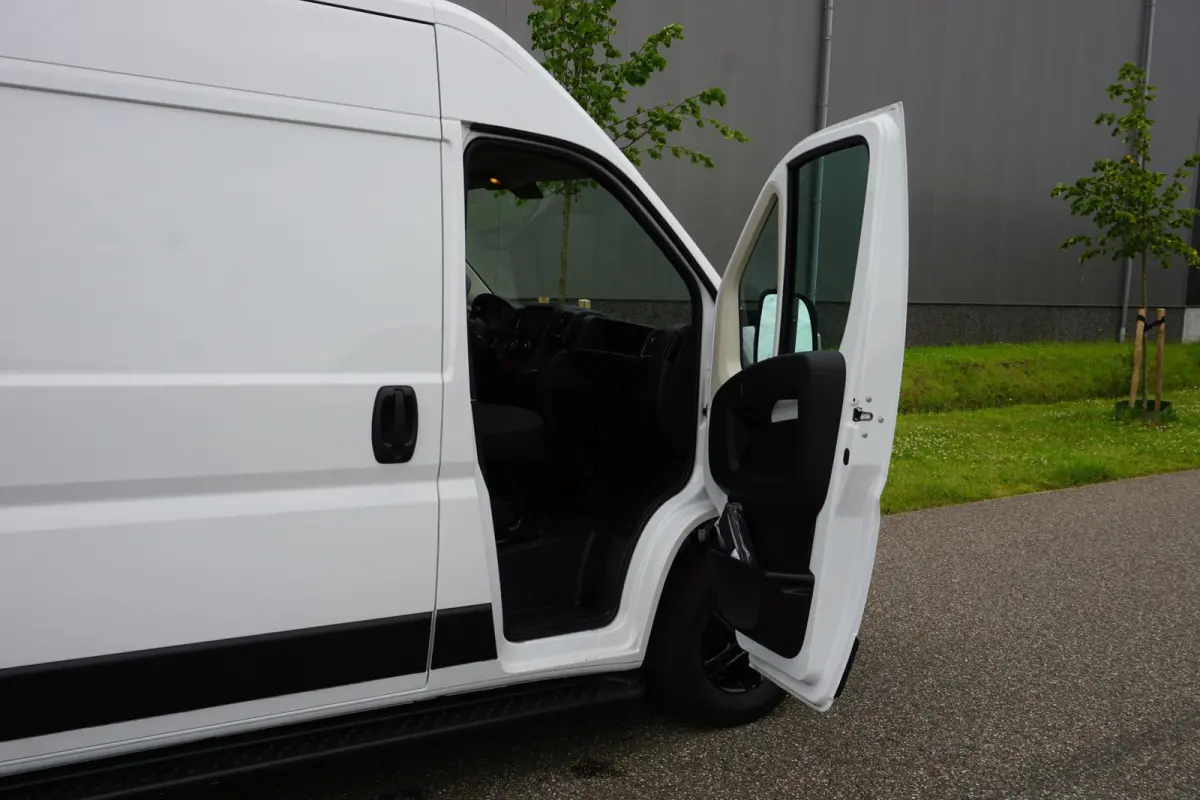 335 2.2 BlueHDi 140 L3H2 Premium Nieuw |140 pk |Carplay |Camera |Cruise |Bluetooth |3500 KG |Direct leverbaar |EURO6D |BPM voordeel!