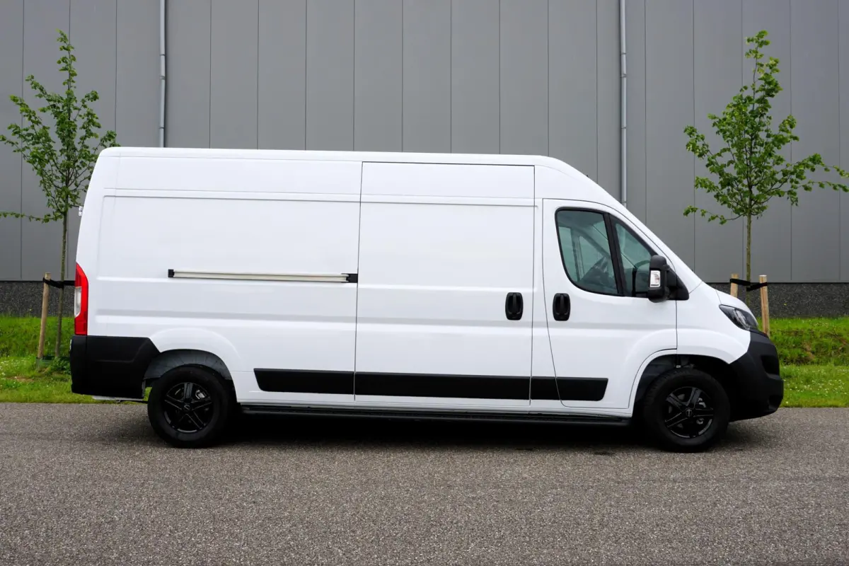 335 2.2 BlueHDi 140 L3H2 Premium Nieuw |140 pk |Carplay |Camera |Cruise |Bluetooth |3500 KG |Direct leverbaar |EURO6D |BPM voordeel!
