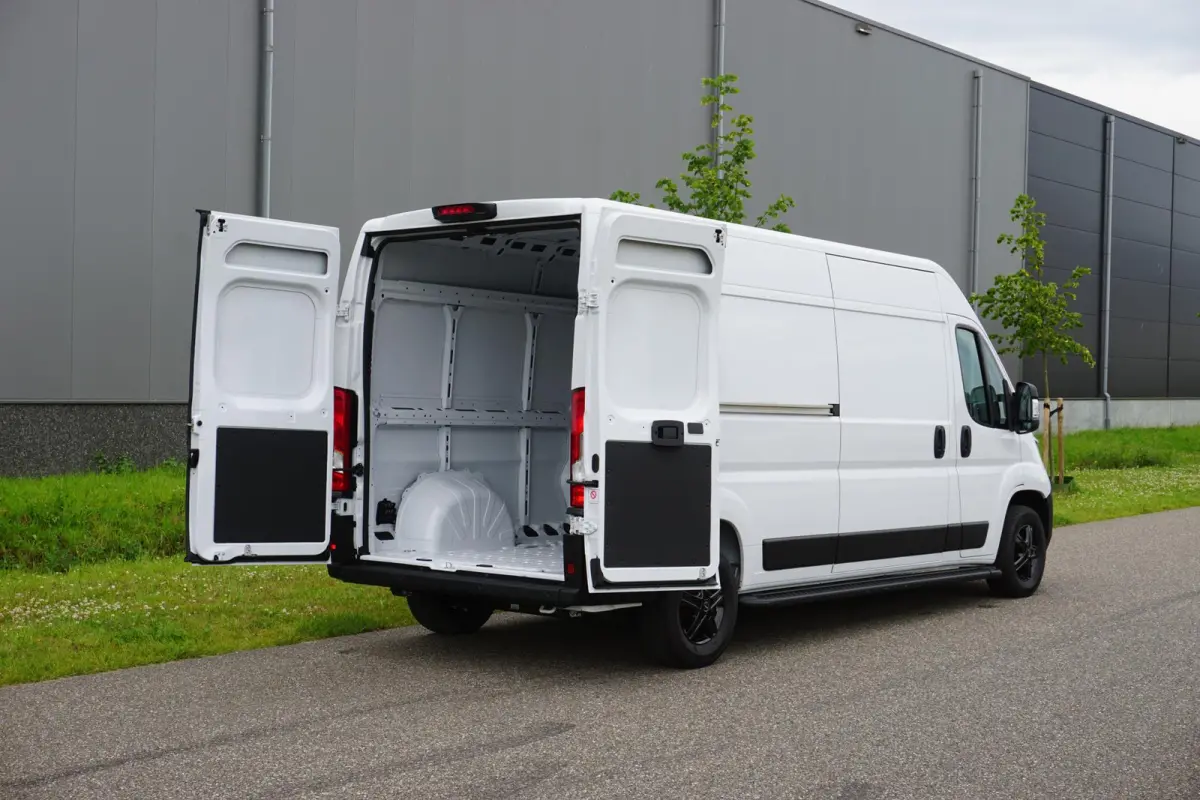 335 2.2 BlueHDi 140 L3H2 Premium Nieuw |140 pk |Carplay |Camera |Cruise |Bluetooth |3500 KG |Direct leverbaar |EURO6D |BPM voordeel!