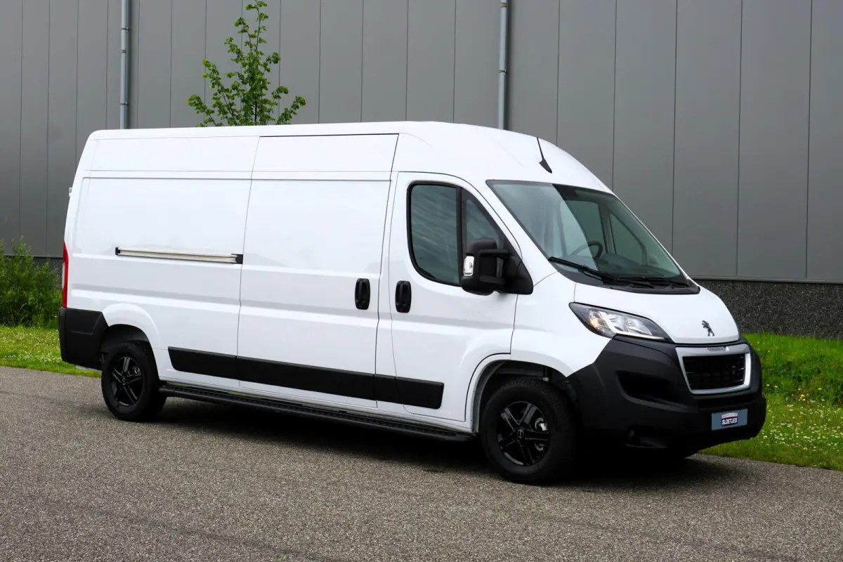 335 2.2 BlueHDi 140 L3H2 Premium Nieuw |140 pk |Carplay |Camera |Cruise |Bluetooth |3500 KG |Direct leverbaar |EURO6D |BPM voordeel!
