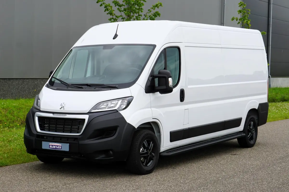 335 2.2 BlueHDi 140 L3H2 Premium Nieuw |140 pk |Carplay |Camera |Cruise |Bluetooth |3500 KG |Direct leverbaar |EURO6D |BPM voordeel!