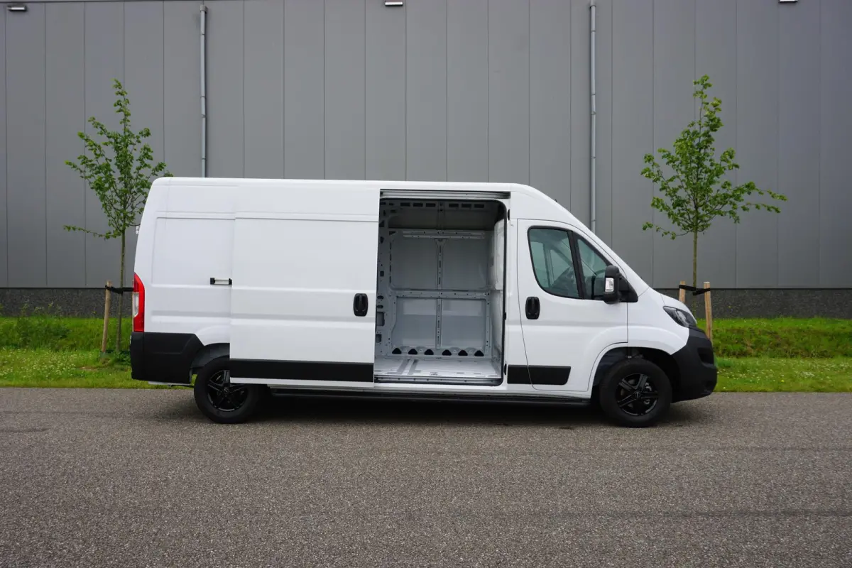 335 2.2 BlueHDi 140 L3H2 Premium Nieuw |140 pk |Carplay |Camera |Cruise |Bluetooth |3500 KG |Direct leverbaar |EURO6D |BPM voordeel!