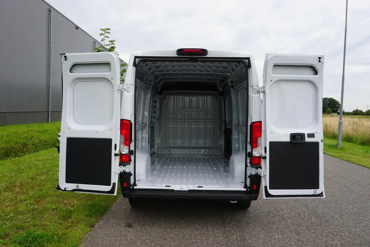 335 2.2 BlueHDi 140 L3H2 Premium Nieuw |140 pk |Carplay |Camera |Cruise |Bluetooth |3500 KG |Direct leverbaar |EURO6D |BPM voordeel!