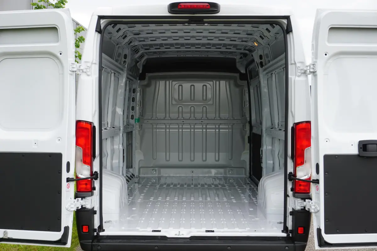 335 2.2 BlueHDi 140 L3H2 Premium Nieuw |140 pk |Carplay |Camera |Cruise |Bluetooth |3500 KG |Direct leverbaar |EURO6D |BPM voordeel!