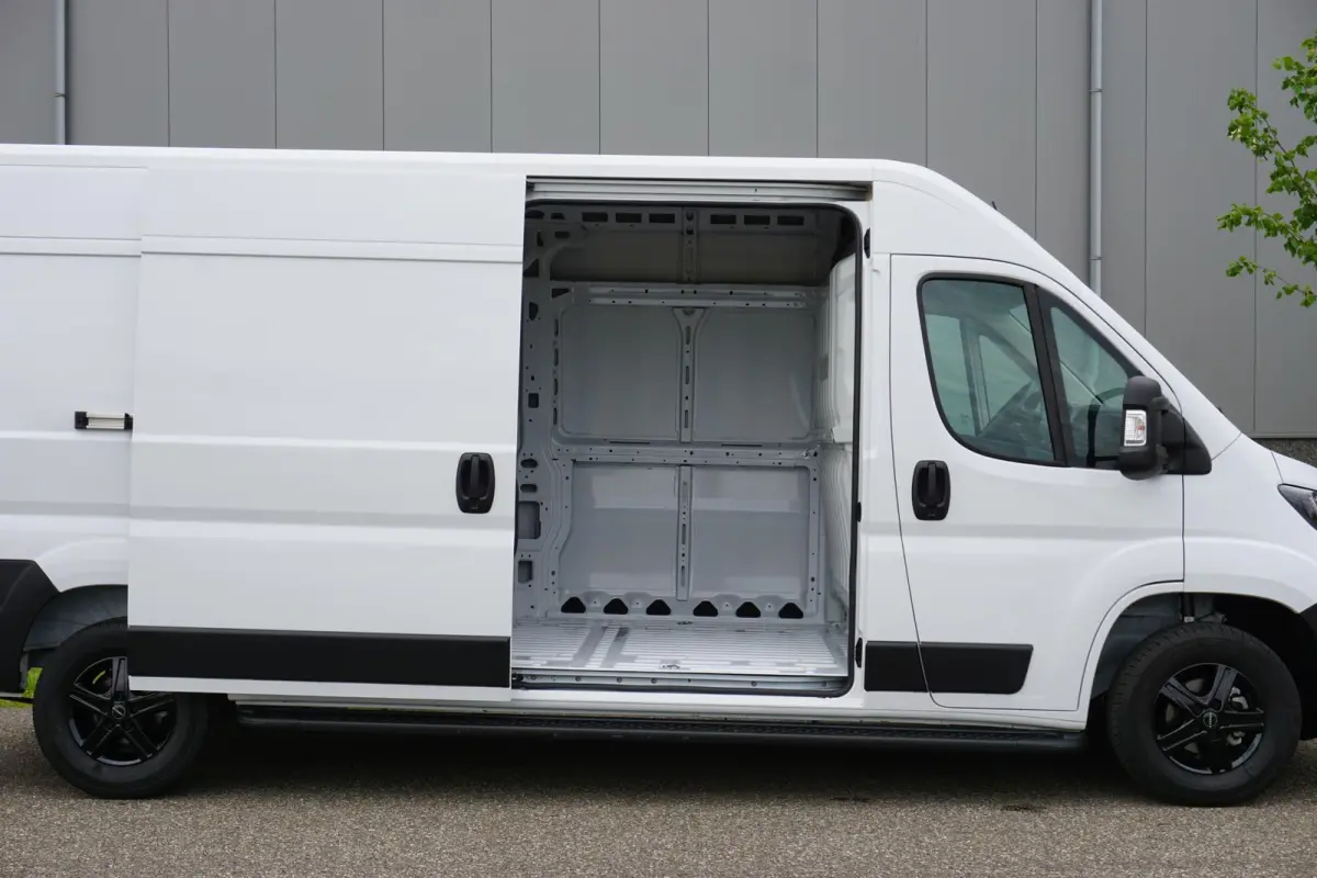 335 2.2 BlueHDi 140 L3H2 Premium Nieuw |140 pk |Carplay |Camera |Cruise |Bluetooth |3500 KG |Direct leverbaar |EURO6D |BPM voordeel!