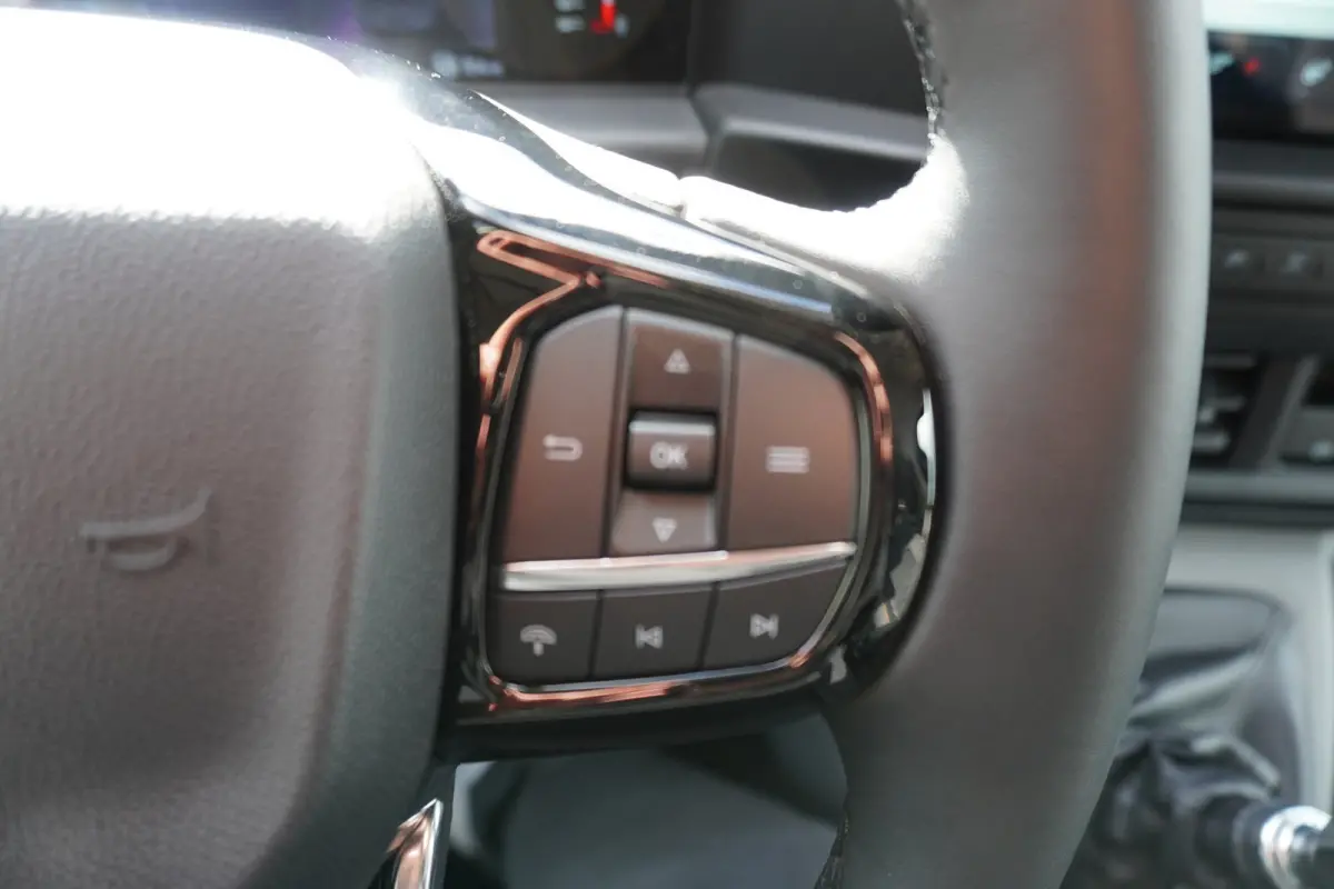 320L 2.0 TDCI 136PK L2H1 Trail DubbelCabine Schuifdeur L/R Nr. V090 | Airco | Adap | Navi| Camera | Blis | 20 inch LM velgen | DEMO