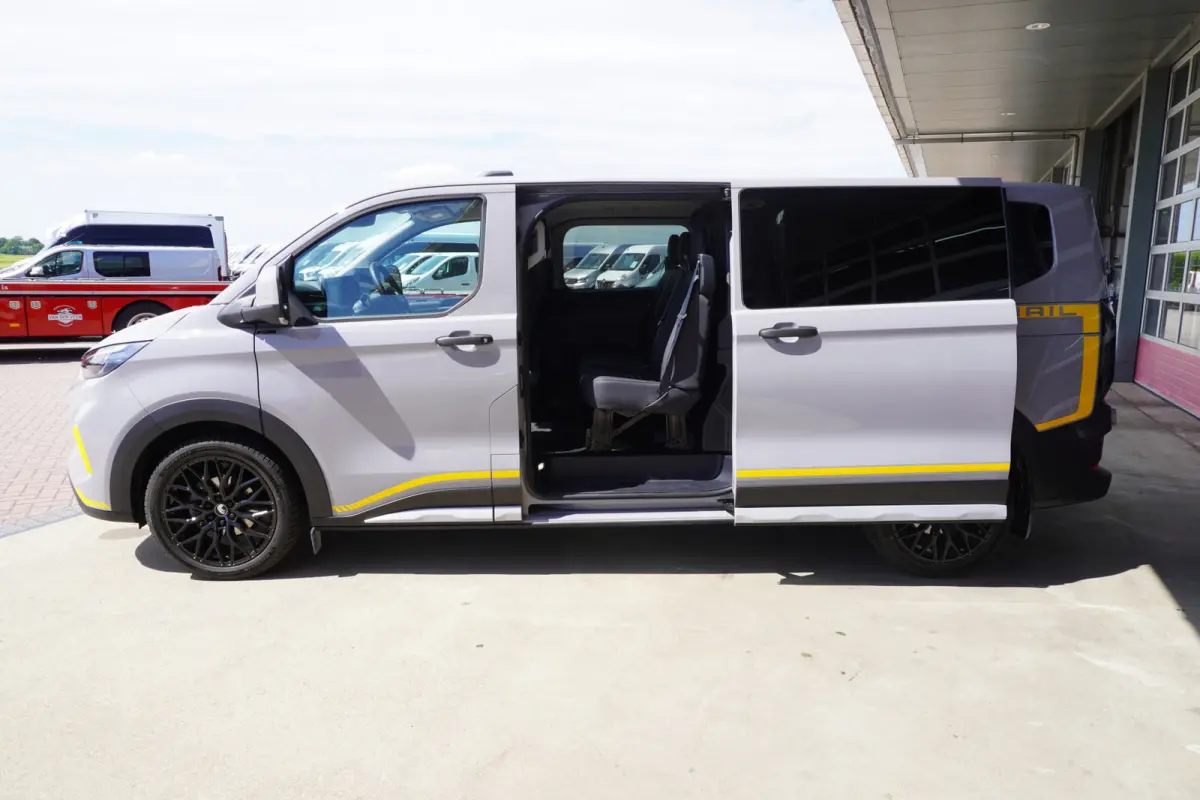 320L 2.0 TDCI 136PK L2H1 Trail DubbelCabine Schuifdeur L/R Nr. V090 | Airco | Adap | Navi| Camera | Blis | 20 inch LM velgen | DEMO