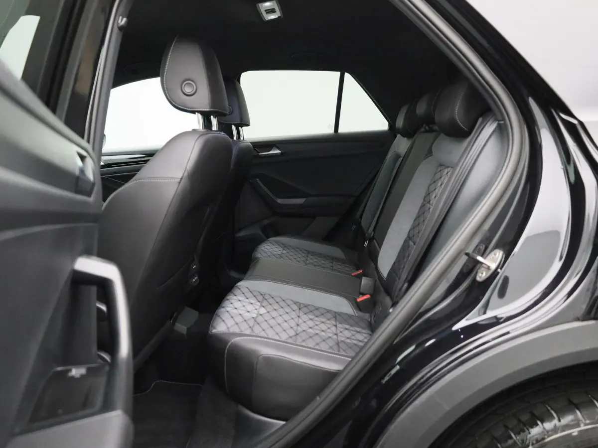 1.5 TSI R-Line Edition | Automaat | Navigatie | Draadloze Apple Carplay | Adaptieve cruise control | Travel Assist | Parkeersensoren | Achteruitrij Camera | Climate control | Stoelverwarming