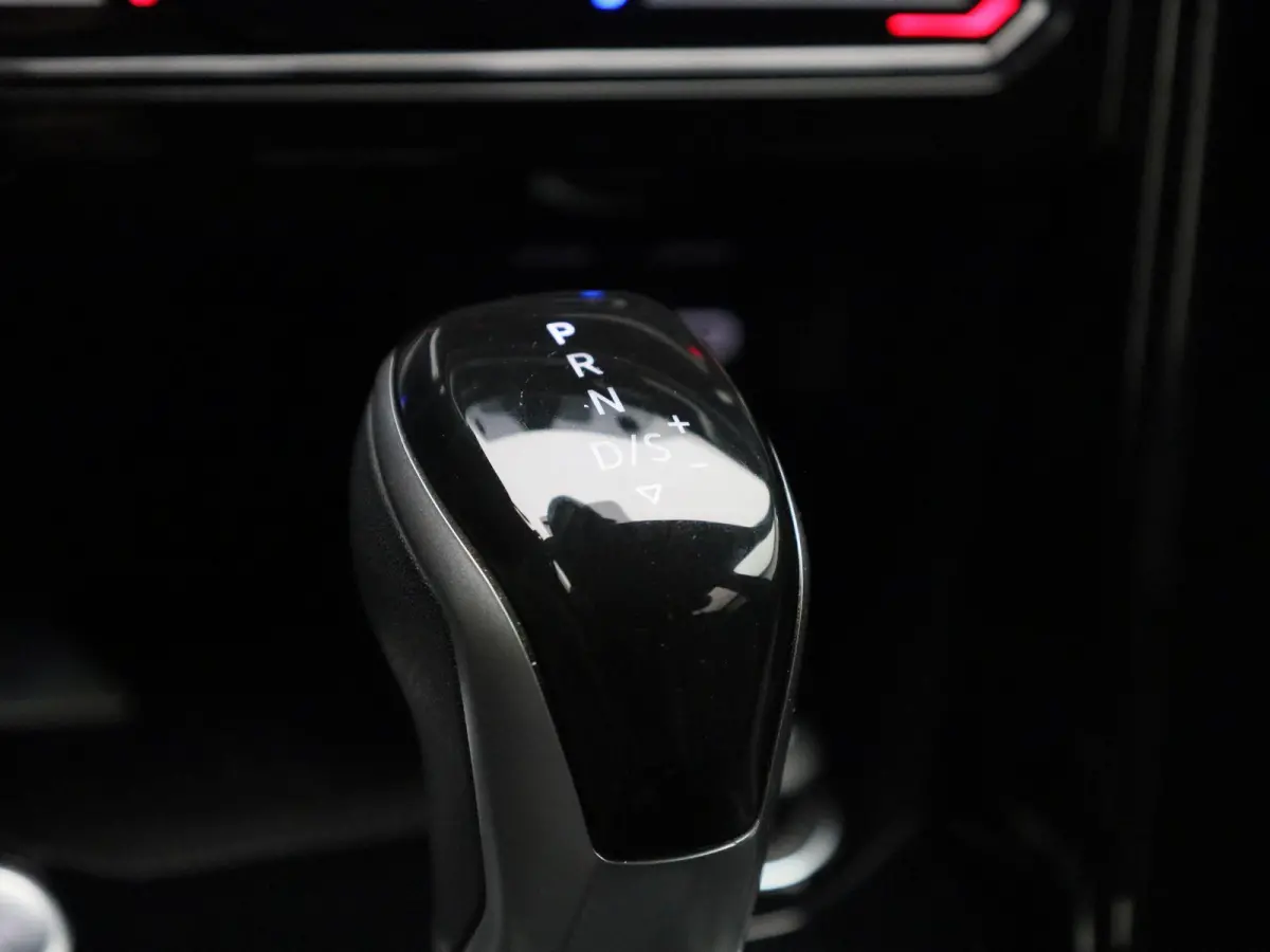 1.5 TSI R-Line Edition | Automaat | Navigatie | Draadloze Apple Carplay | Adaptieve cruise control | Travel Assist | Parkeersensoren | Achteruitrij Camera | Climate control | Stoelverwarming