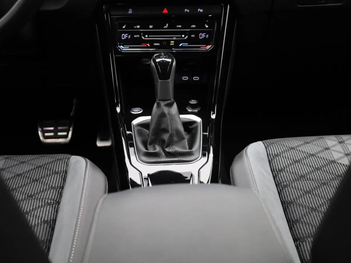 1.5 TSI R-Line Edition | Automaat | Navigatie | Draadloze Apple Carplay | Adaptieve cruise control | Travel Assist | Parkeersensoren | Achteruitrij Camera | Climate control | Stoelverwarming
