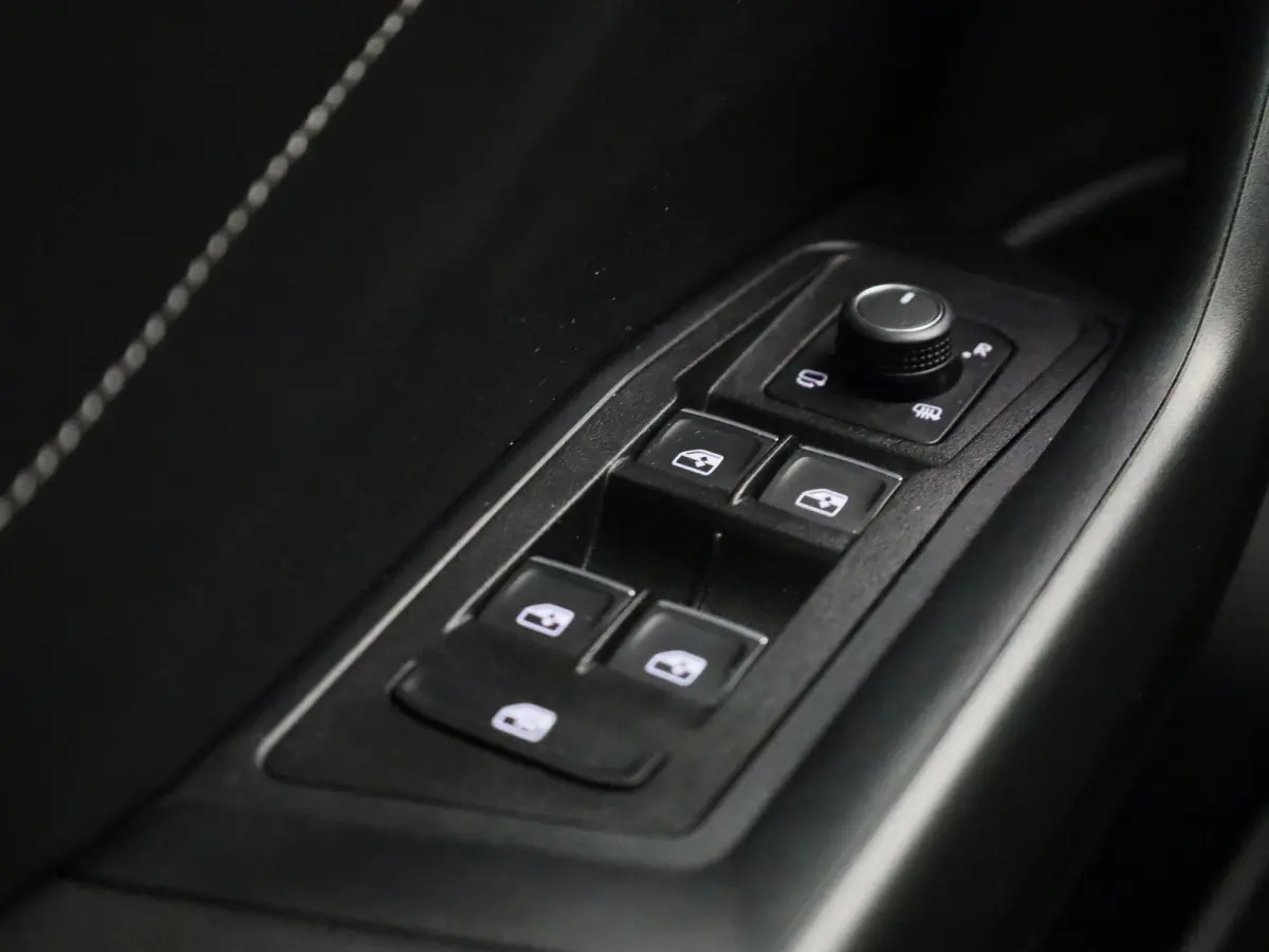 1.5 TSI R-Line Edition | Automaat | Navigatie | Draadloze Apple Carplay | Adaptieve cruise control | Travel Assist | Parkeersensoren | Achteruitrij Camera | Climate control | Stoelverwarming