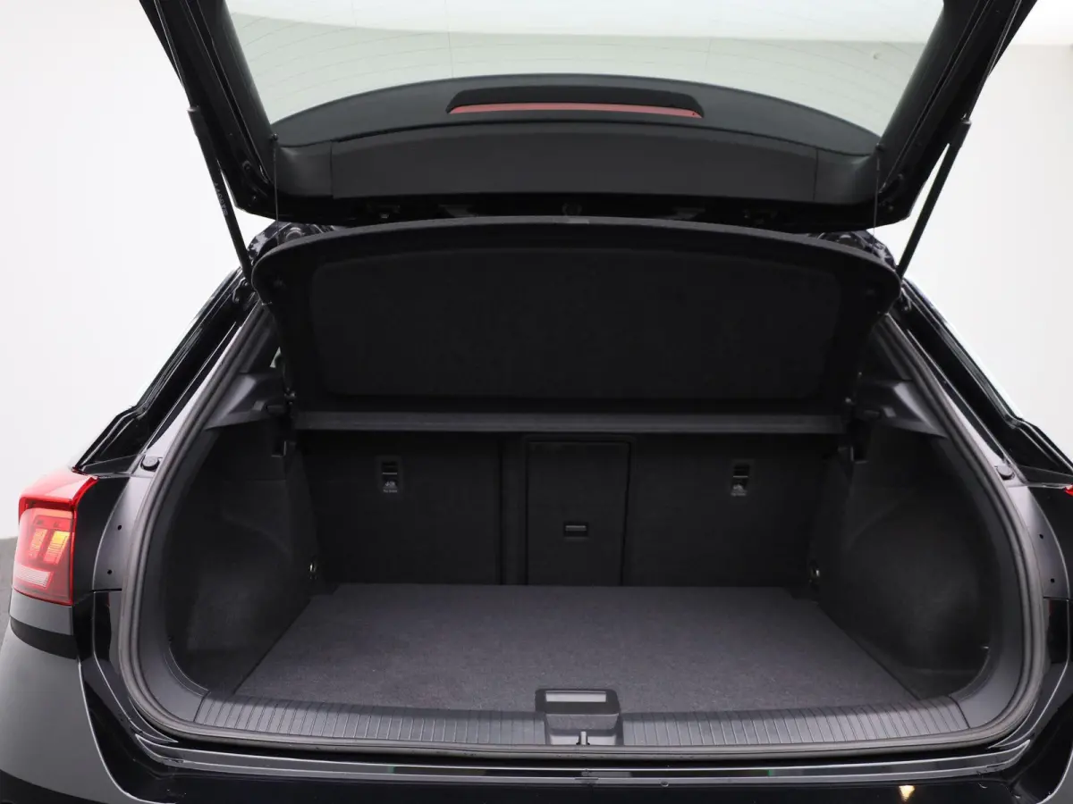 1.5 TSI R-Line Edition | Automaat | Navigatie | Draadloze Apple Carplay | Adaptieve cruise control | Travel Assist | Parkeersensoren | Achteruitrij Camera | Climate control | Stoelverwarming