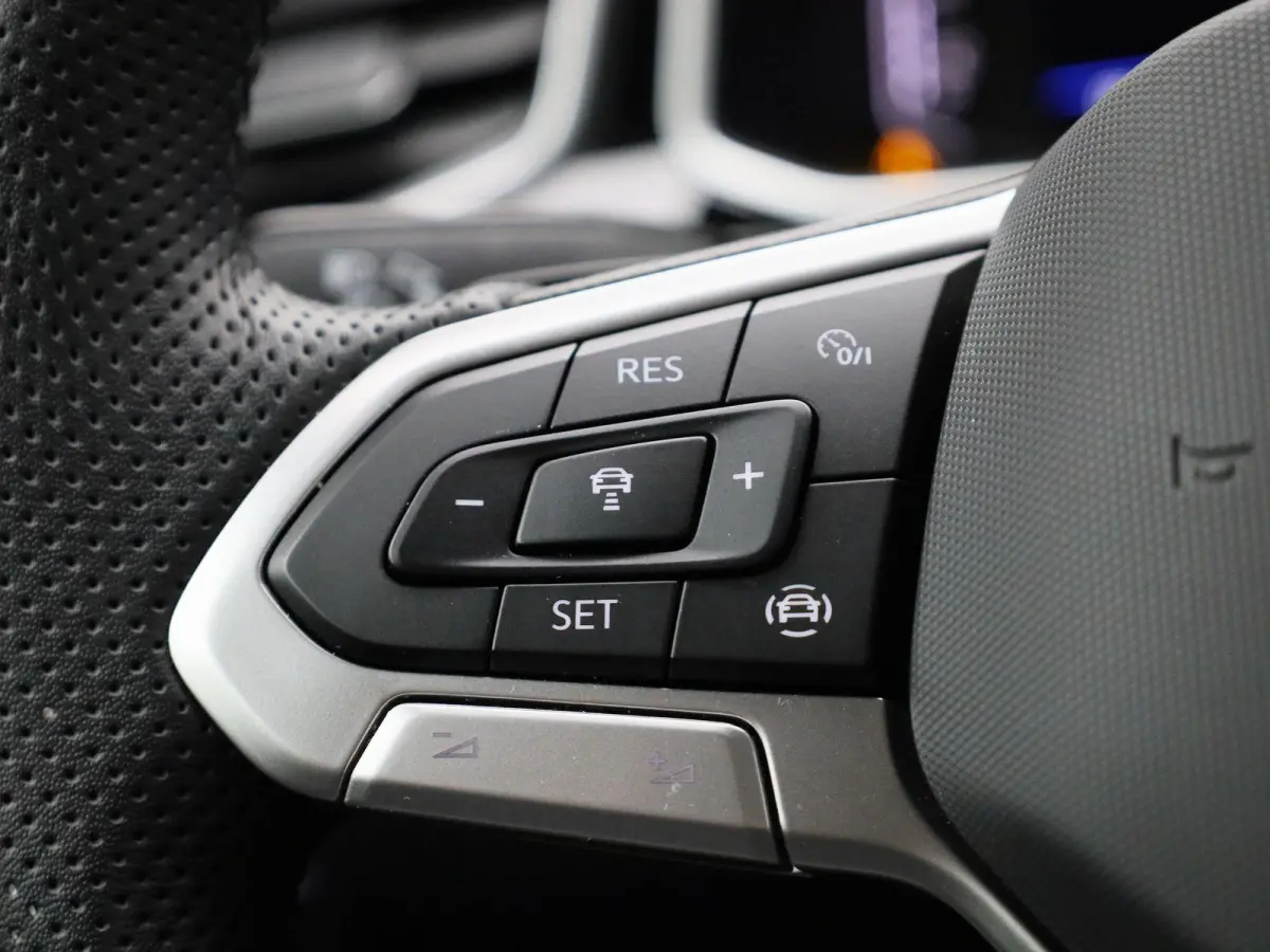 1.5 TSI R-Line Edition | Automaat | Navigatie | Draadloze Apple Carplay | Adaptieve cruise control | Travel Assist | Parkeersensoren | Achteruitrij Camera | Climate control | Stoelverwarming