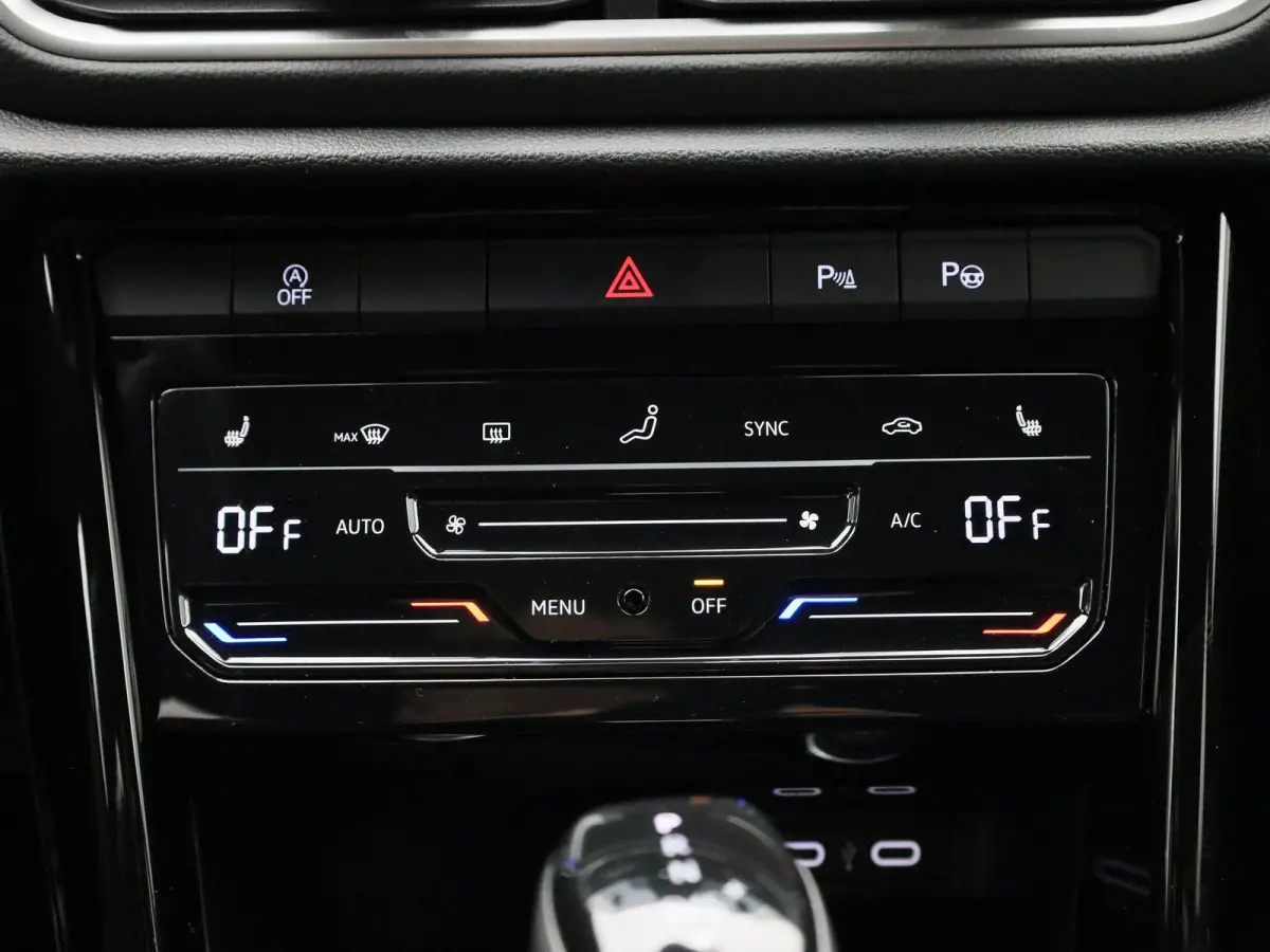 1.5 TSI R-Line Edition | Automaat | Navigatie | Draadloze Apple Carplay | Adaptieve cruise control | Travel Assist | Parkeersensoren | Achteruitrij Camera | Climate control | Stoelverwarming