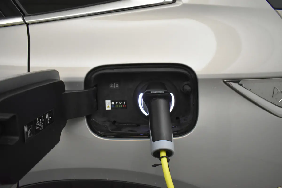 E-Tense PHEV 4x4 Bastille+