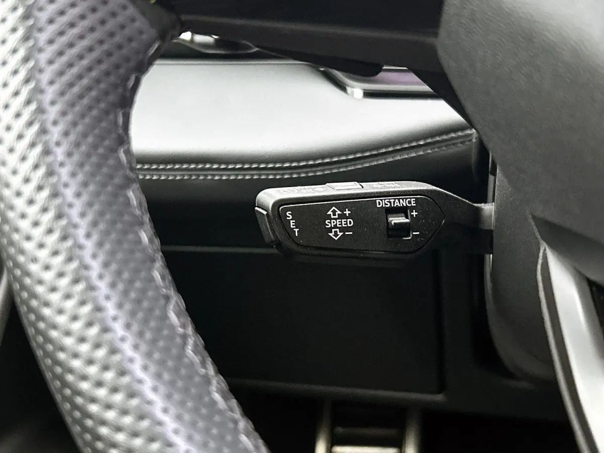 S edition 83 kWh 286 PK l Park assist plus l Luchtvering l Adaptieve rij-assistent plus l Optiekpakket Zwart l 360 camera l Tech Pro pakket l Sportstoel leder zwart l Privacy glas l Elektr. 