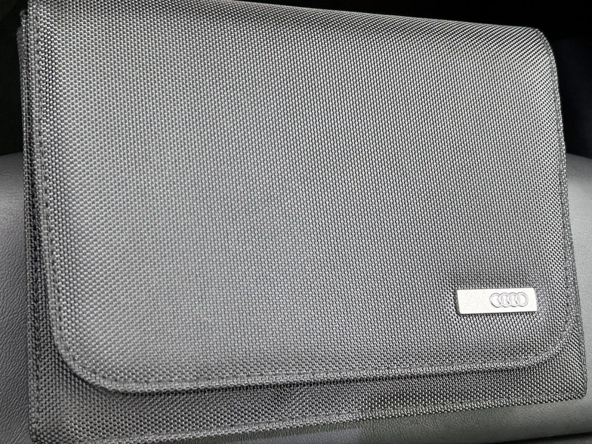 S edition 83 kWh 286 PK l Park assist plus l Luchtvering l Adaptieve rij-assistent plus l Optiekpakket Zwart l 360 camera l Tech Pro pakket l Sportstoel leder zwart l Privacy glas l Elektr. 