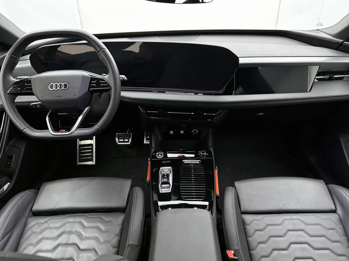 S edition 83 kWh 286 PK l Park assist plus l Luchtvering l Adaptieve rij-assistent plus l Optiekpakket Zwart l 360 camera l Tech Pro pakket l Sportstoel leder zwart l Privacy glas l Elektr. 