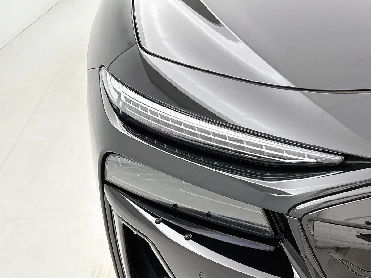 S edition 83 kWh 286 PK l Park assist plus l Luchtvering l Adaptieve rij-assistent plus l Optiekpakket Zwart l 360 camera l Tech Pro pakket l Sportstoel leder zwart l Privacy glas l Elektr. 