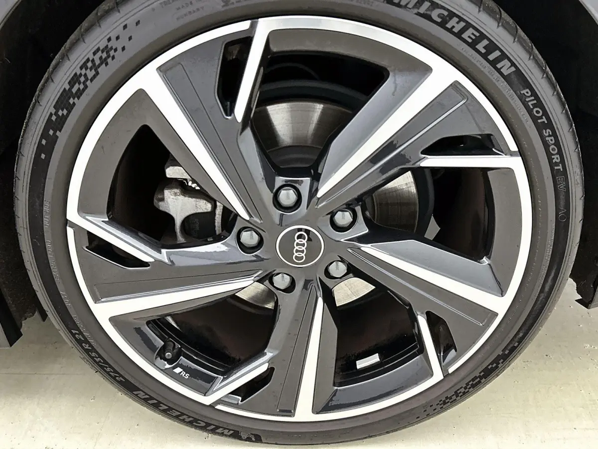 S edition 83 kWh 286 PK l Park assist plus l Luchtvering l Adaptieve rij-assistent plus l Optiekpakket Zwart l 360 camera l Tech Pro pakket l Sportstoel leder zwart l Privacy glas l Elektr. 