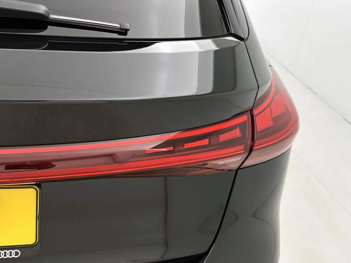 S edition 83 kWh 286 PK l Park assist plus l Luchtvering l Adaptieve rij-assistent plus l Optiekpakket Zwart l 360 camera l Tech Pro pakket l Sportstoel leder zwart l Privacy glas l Elektr. 
