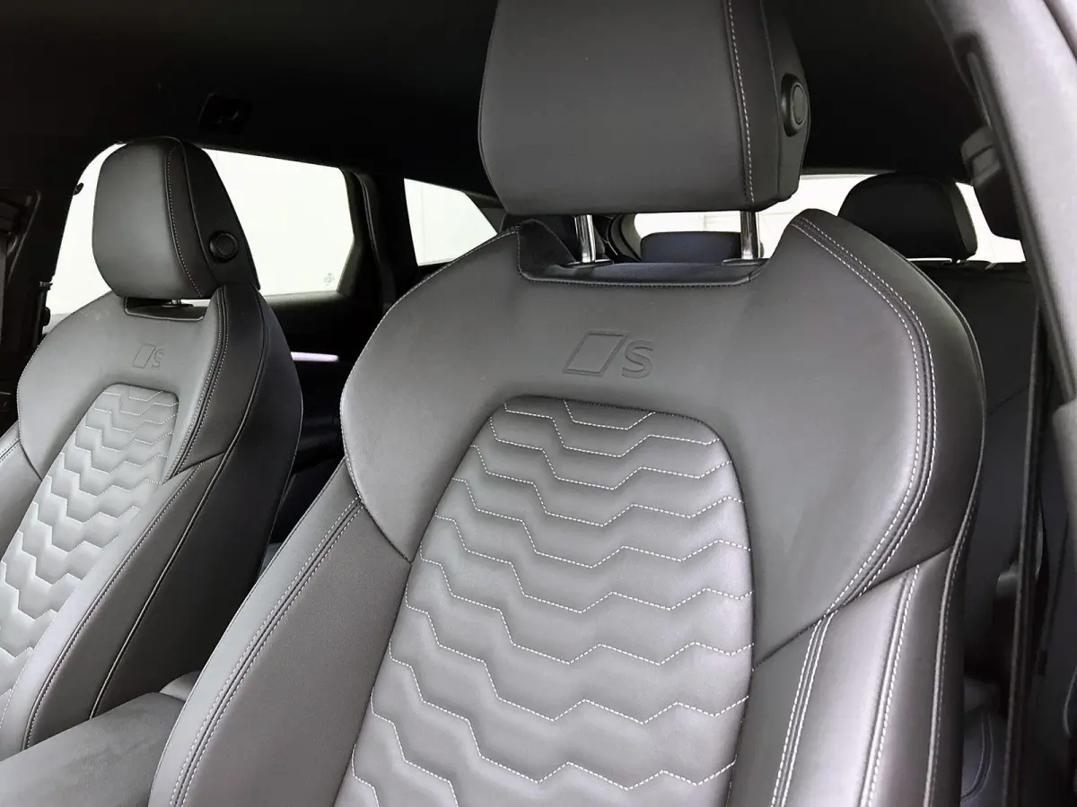 S edition 83 kWh 286 PK l Park assist plus l Luchtvering l Adaptieve rij-assistent plus l Optiekpakket Zwart l 360 camera l Tech Pro pakket l Sportstoel leder zwart l Privacy glas l Elektr. 