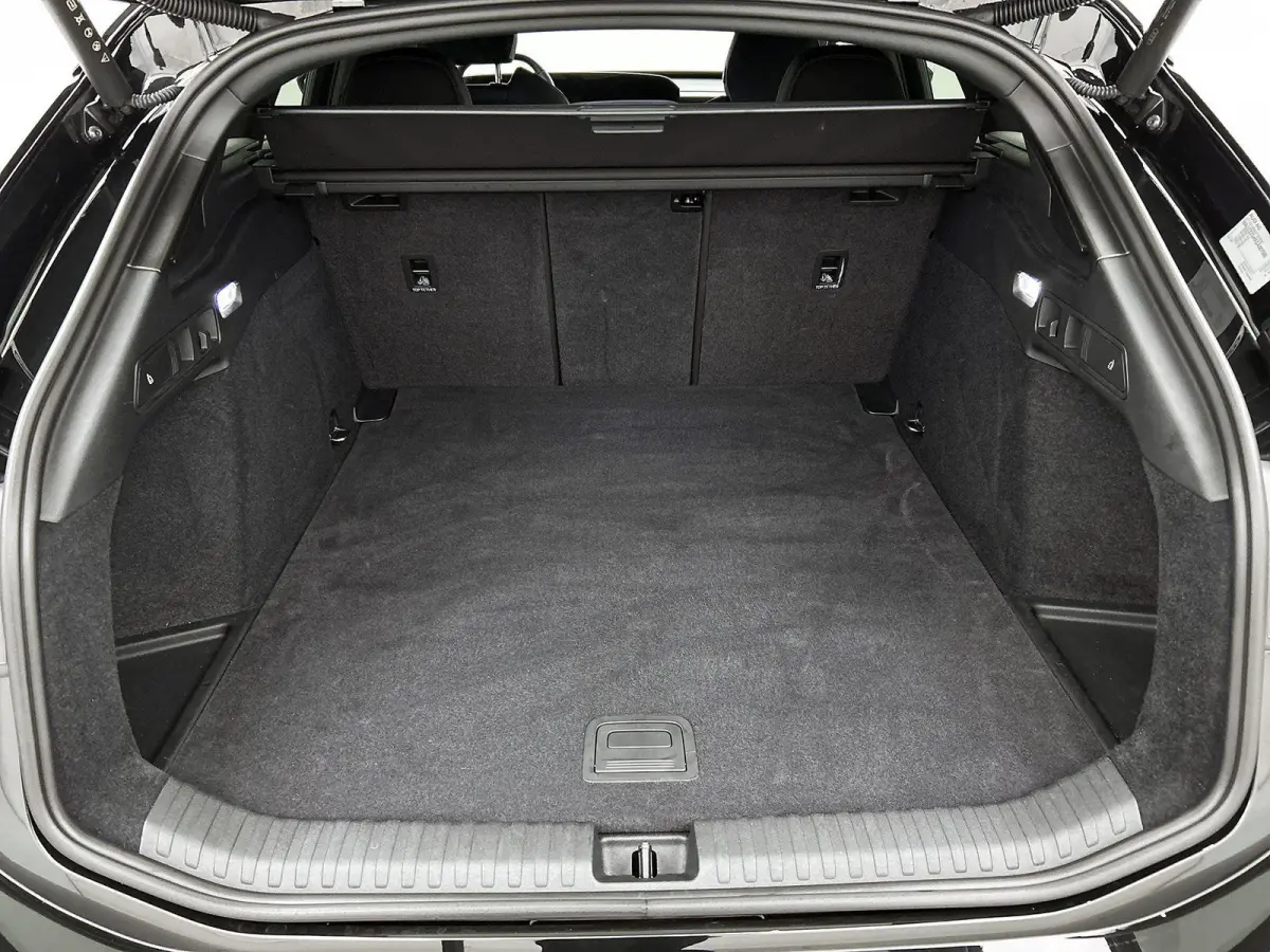 S edition 83 kWh 286 PK l Park assist plus l Luchtvering l Adaptieve rij-assistent plus l Optiekpakket Zwart l 360 camera l Tech Pro pakket l Sportstoel leder zwart l Privacy glas l Elektr. 
