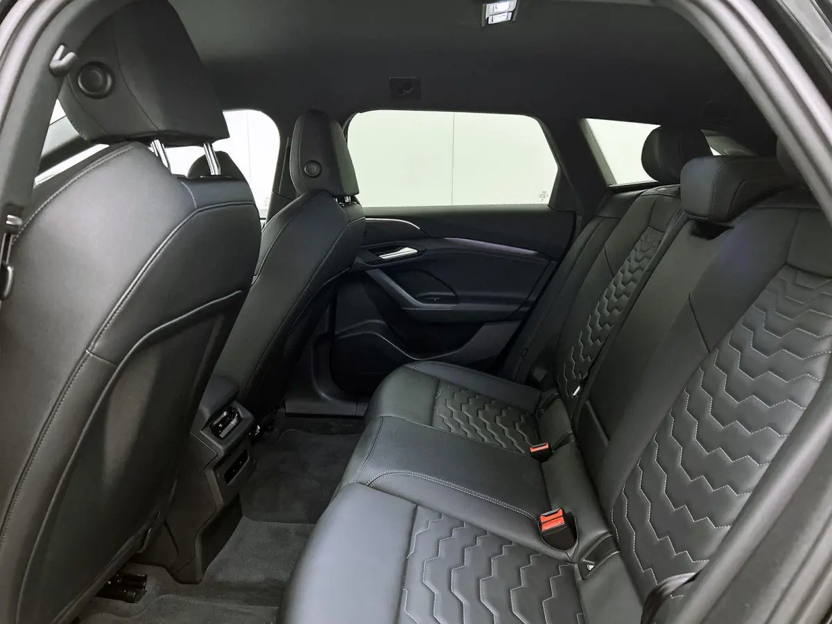 S edition 83 kWh 286 PK l Park assist plus l Luchtvering l Adaptieve rij-assistent plus l Optiekpakket Zwart l 360 camera l Tech Pro pakket l Sportstoel leder zwart l Privacy glas l Elektr. 