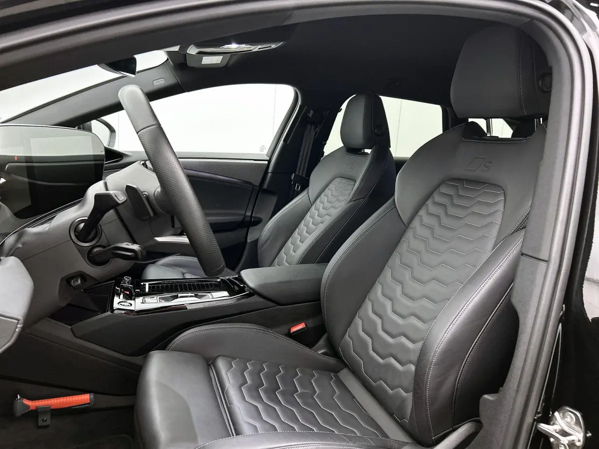 S edition 83 kWh 286 PK l Park assist plus l Luchtvering l Adaptieve rij-assistent plus l Optiekpakket Zwart l 360 camera l Tech Pro pakket l Sportstoel leder zwart l Privacy glas l Elektr. 