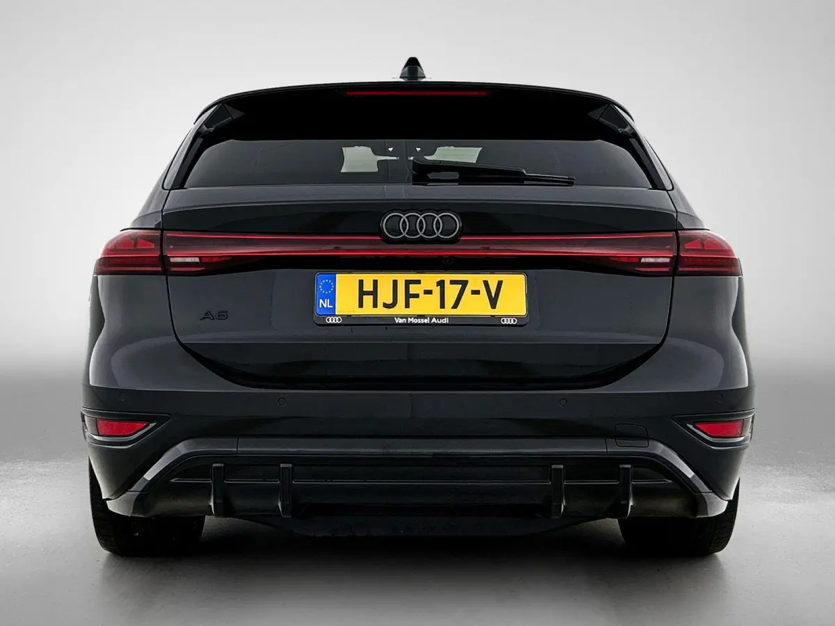 S edition 83 kWh 286 PK l Park assist plus l Luchtvering l Adaptieve rij-assistent plus l Optiekpakket Zwart l 360 camera l Tech Pro pakket l Sportstoel leder zwart l Privacy glas l Elektr. 