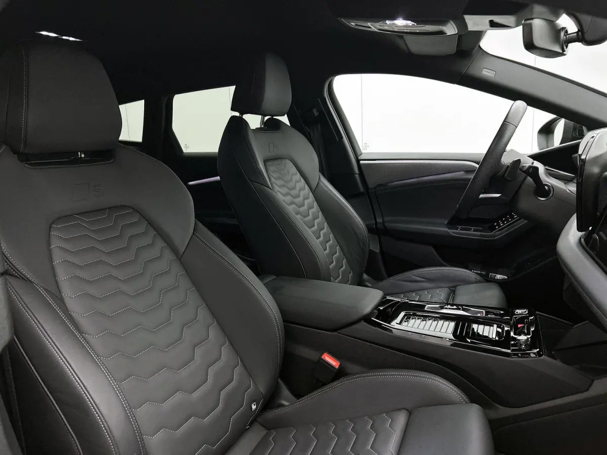 S edition 83 kWh 286 PK l Park assist plus l Luchtvering l Adaptieve rij-assistent plus l Optiekpakket Zwart l 360 camera l Tech Pro pakket l Sportstoel leder zwart l Privacy glas l Elektr. 