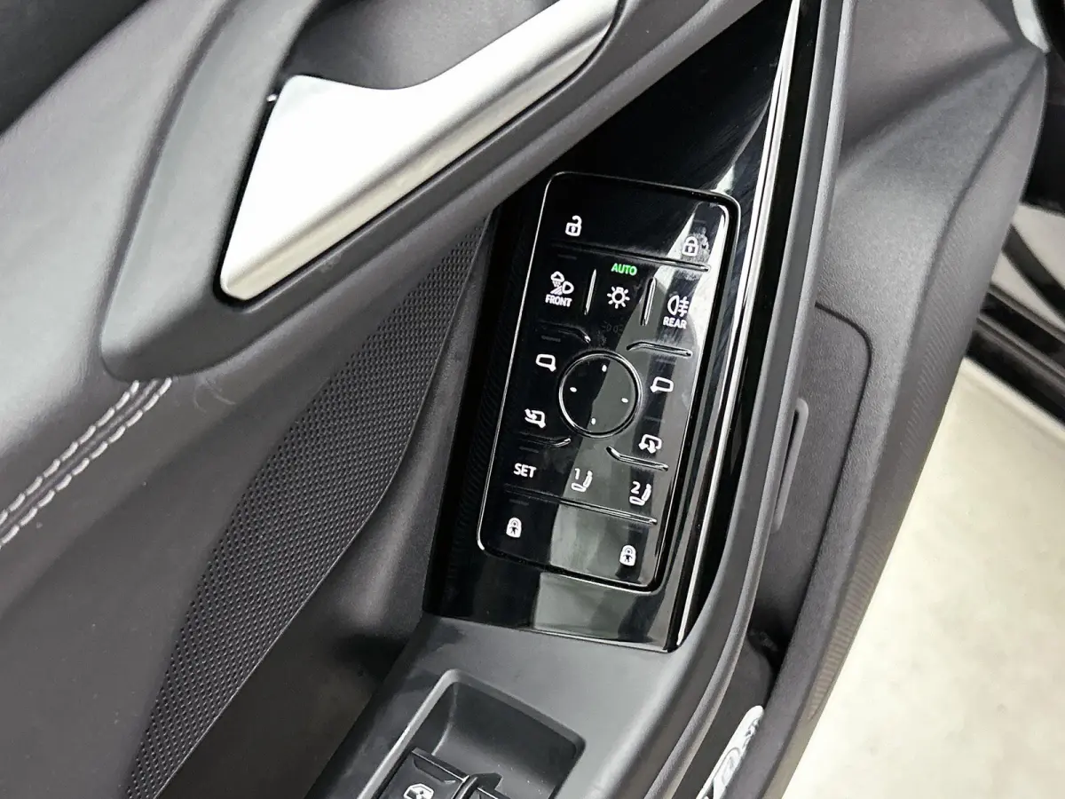 S edition 83 kWh 286 PK l Park assist plus l Luchtvering l Adaptieve rij-assistent plus l Optiekpakket Zwart l 360 camera l Tech Pro pakket l Sportstoel leder zwart l Privacy glas l Elektr. 