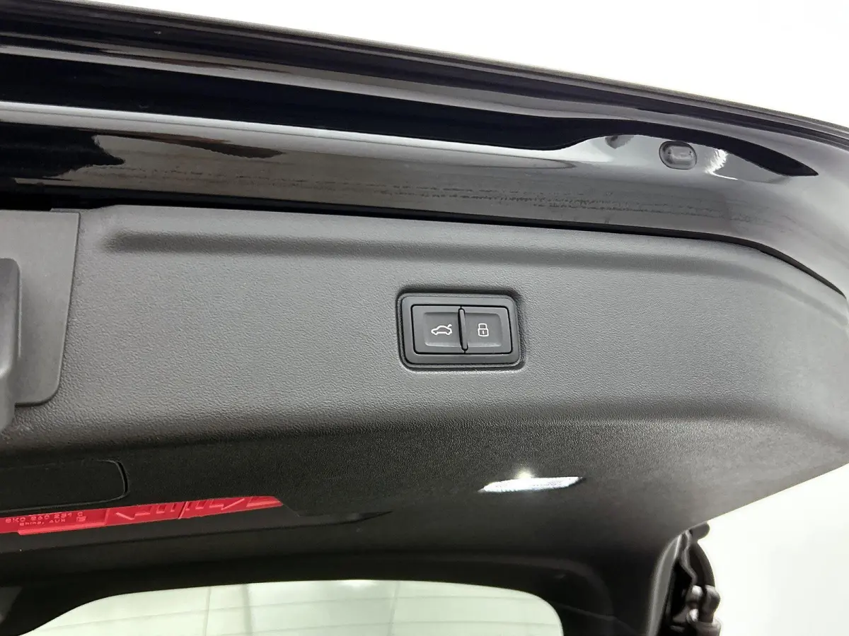 S edition 83 kWh 286 PK l Park assist plus l Luchtvering l Adaptieve rij-assistent plus l Optiekpakket Zwart l 360 camera l Tech Pro pakket l Sportstoel leder zwart l Privacy glas l Elektr. 