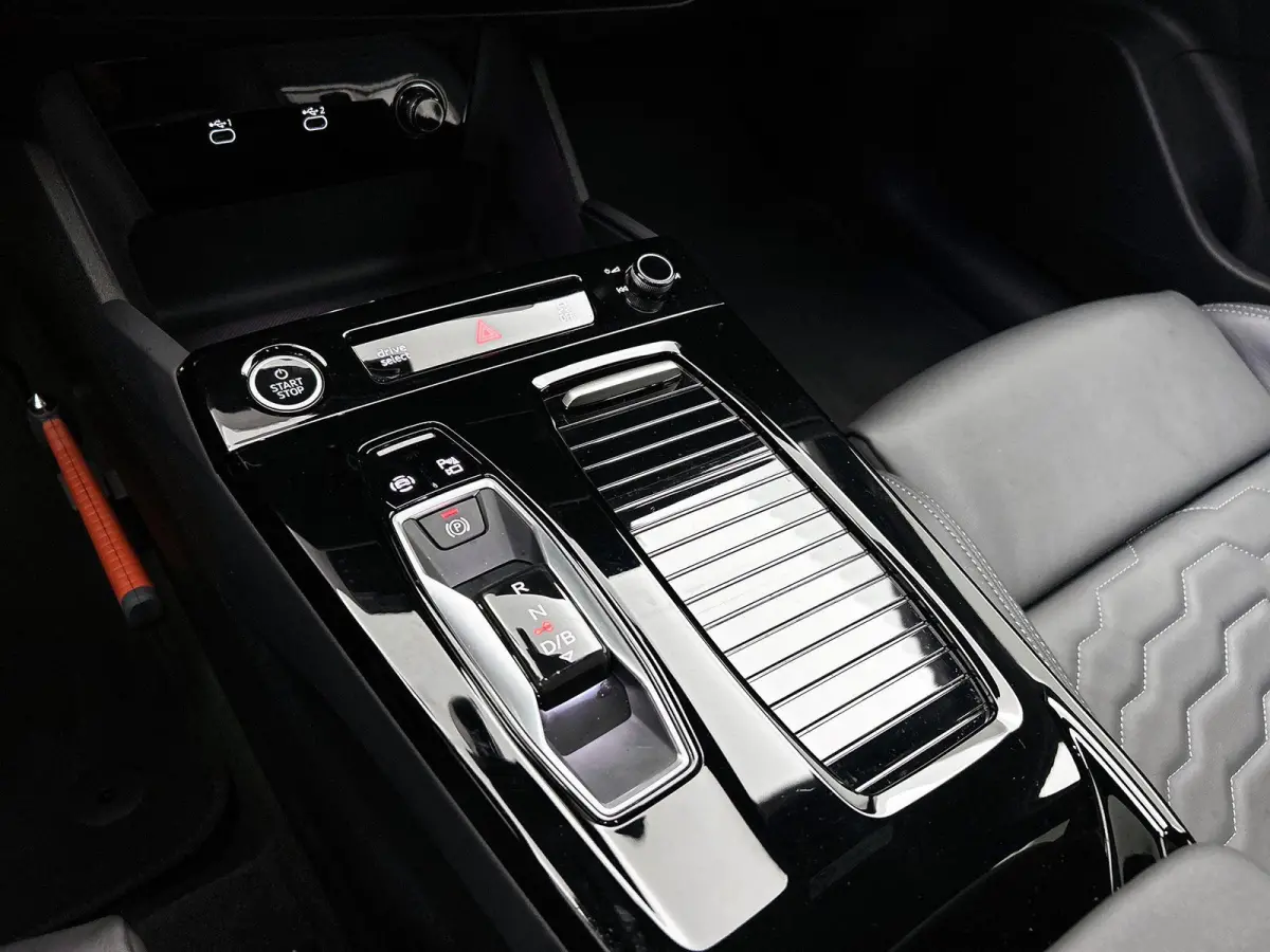 S edition 83 kWh 286 PK l Park assist plus l Luchtvering l Adaptieve rij-assistent plus l Optiekpakket Zwart l 360 camera l Tech Pro pakket l Sportstoel leder zwart l Privacy glas l Elektr. 