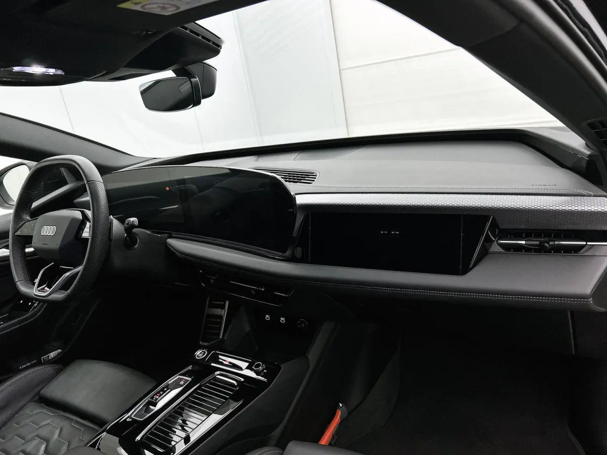 S edition 83 kWh 286 PK l Park assist plus l Luchtvering l Adaptieve rij-assistent plus l Optiekpakket Zwart l 360 camera l Tech Pro pakket l Sportstoel leder zwart l Privacy glas l Elektr. 