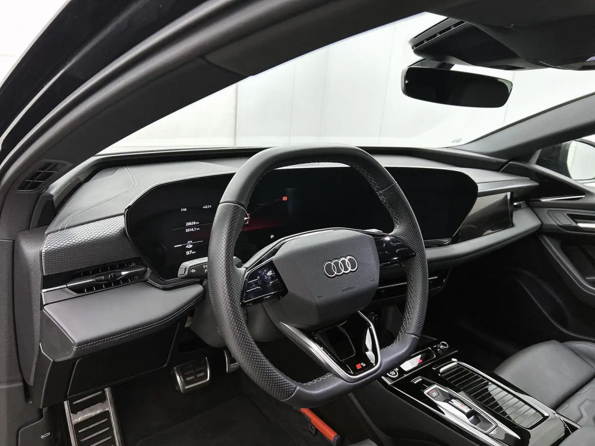S edition 83 kWh 286 PK l Park assist plus l Luchtvering l Adaptieve rij-assistent plus l Optiekpakket Zwart l 360 camera l Tech Pro pakket l Sportstoel leder zwart l Privacy glas l Elektr. 